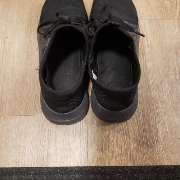 Ultimate Comfort and Performance: Black Sport Shoes with Breathable Design - Picture 2 of 5